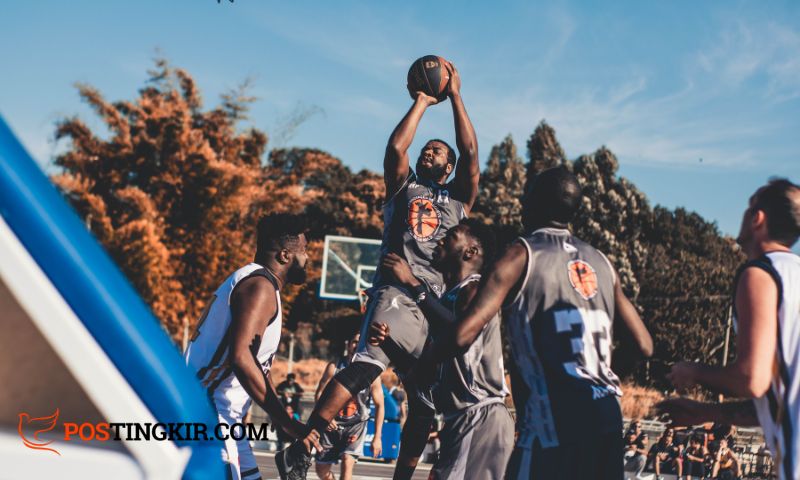 satu tim dalam permainan bola basket terdiri atas